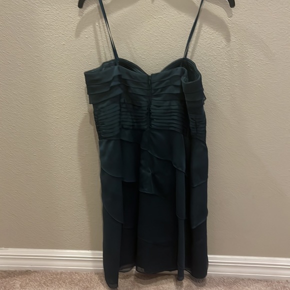 It is a dark green formal dress. It can be strapless. Great for formal events. - Picture 2 of 3